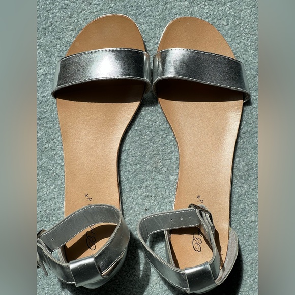 Breckelle’s Joy 23 Silver Sandals - Ankle Strap with Buckle - Picture 5 of 7